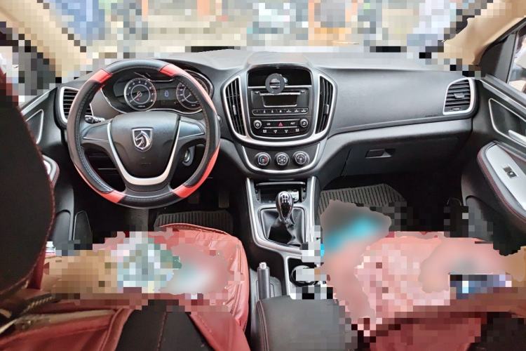 Used Baojun 560 2015 1.8L manual Comfort trim level Center Console