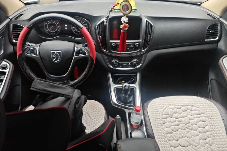 Used Baojun 560 2015 1.8L manual luxury version Center Console