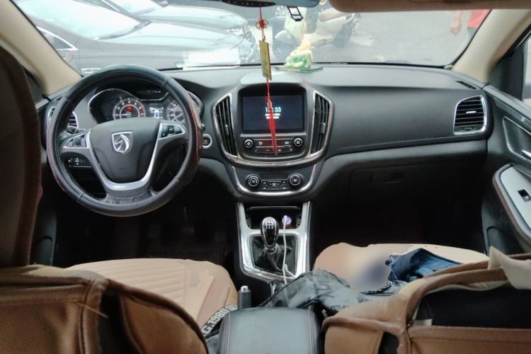 Used Baojun 560 2015 1.8L manual luxury version Center Console