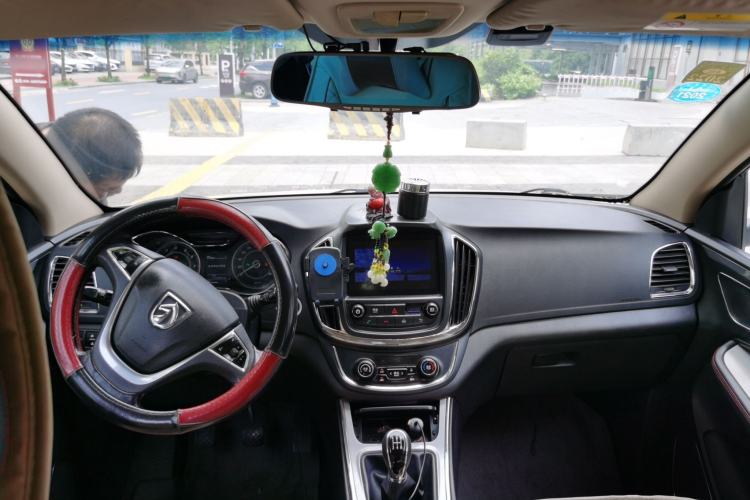 Used Baojun 560 2015 1.8L manual luxury version Center Console