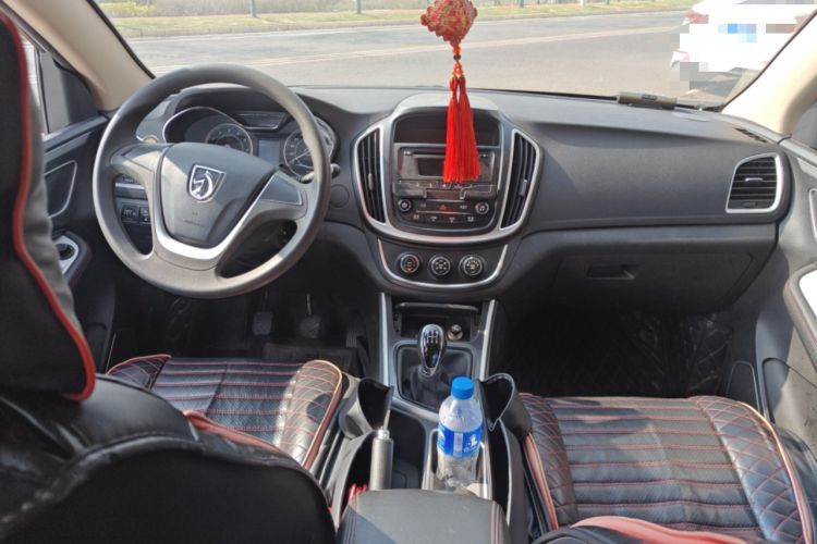 Used Baojun 560 2015 1.8L manual Comfort trim level Center Console