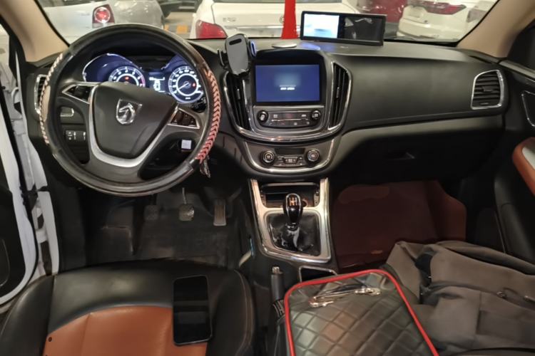 Used Baojun 560 2015 1.8L Manual Elite Edition Center Console