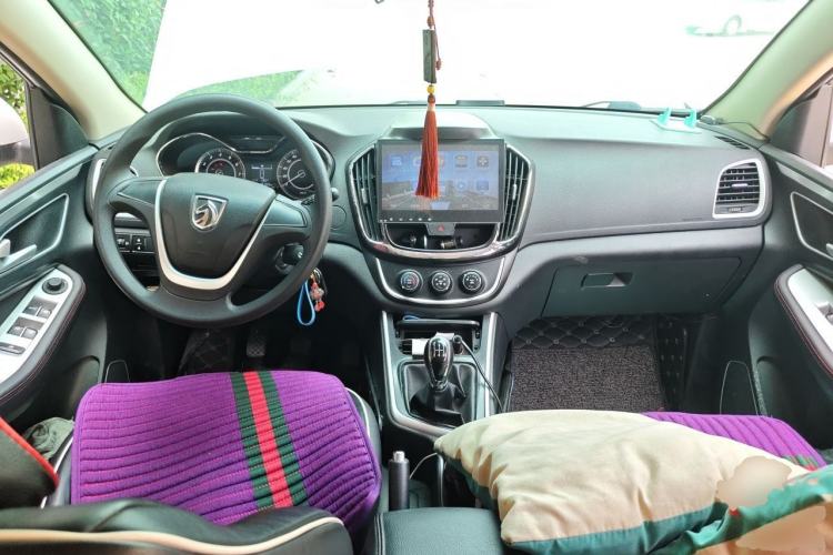 Used Baojun 560 2015 1.8L manual Comfort trim level Center Console