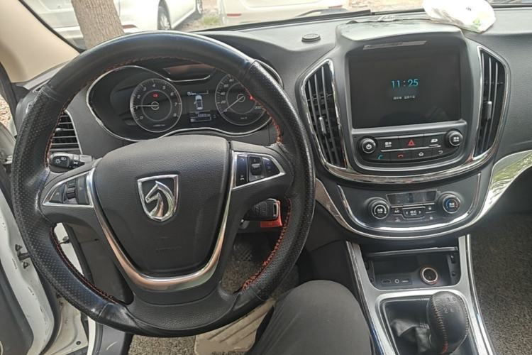Used Baojun 560 2015 1.8L Manual Elite Edition Center Console