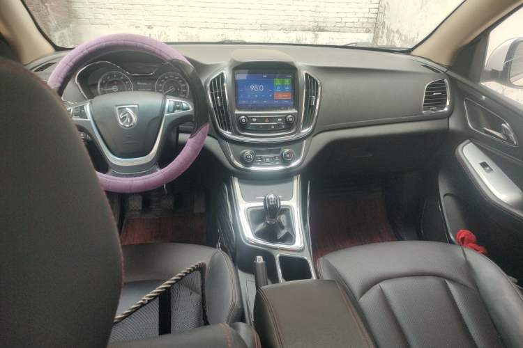 Used Baojun 560 2015 1.8L manual luxury version Center Console