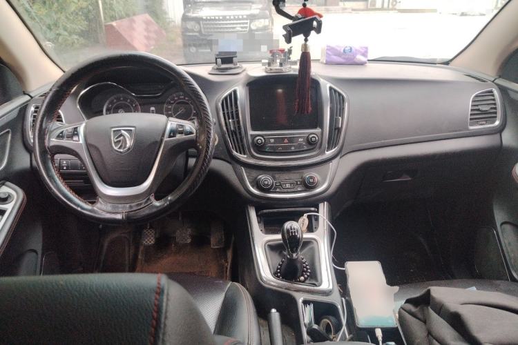 Used Baojun 560 2015 1.8L manual luxury version Center Console