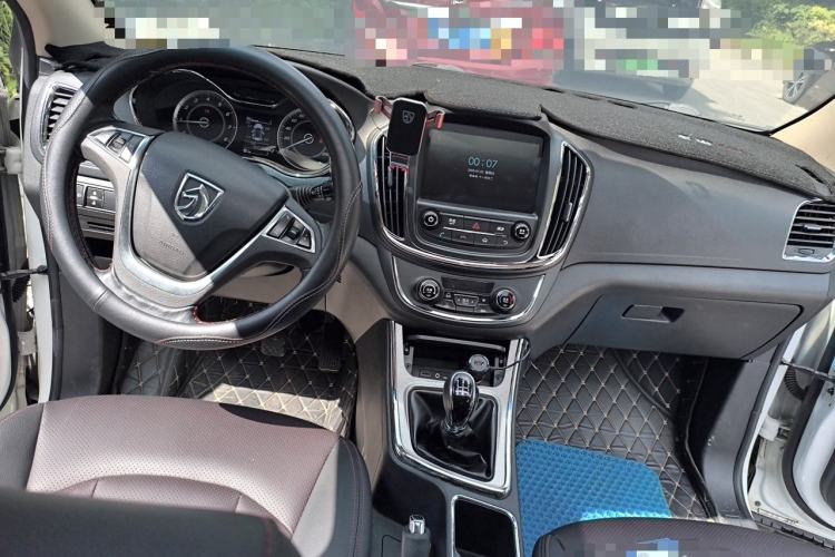 Used Baojun 560 2015 1.8L manual luxury version Center Console