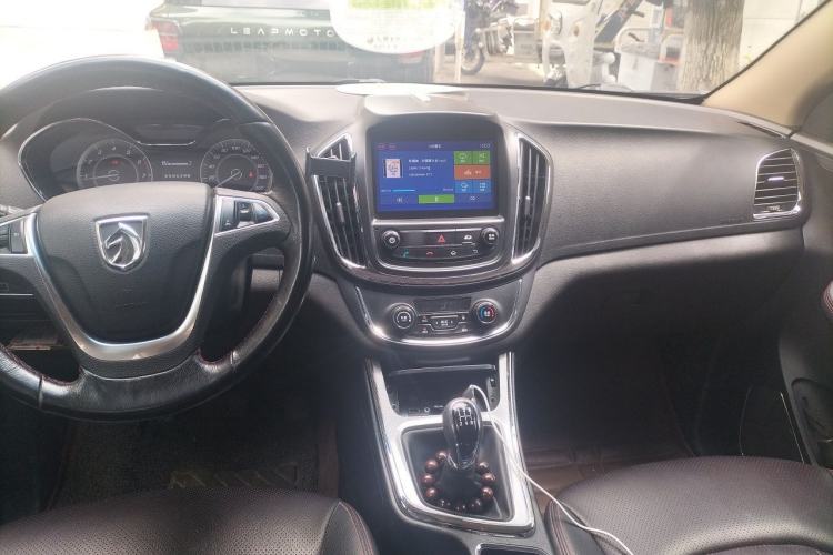 Used Baojun 560 2015 1.8L manual luxury version Center Console