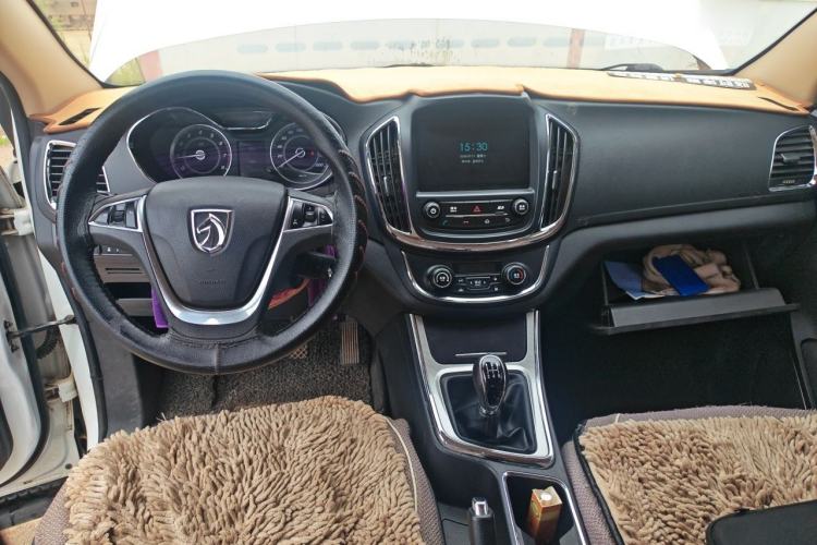 Used Baojun 560 2015 1.8L Manual Elite Edition Center Console