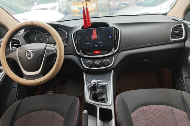 Used Baojun 560 2015 1.8L manual Comfort trim level Center Console