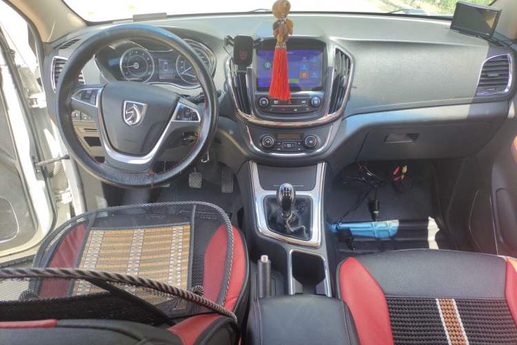 Used Baojun 560 2015 1.8L Manual Elite Edition Center Console