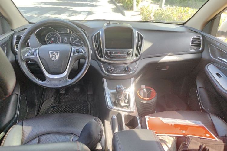Used Baojun 560 2015 1.8L manual luxury version Center Console