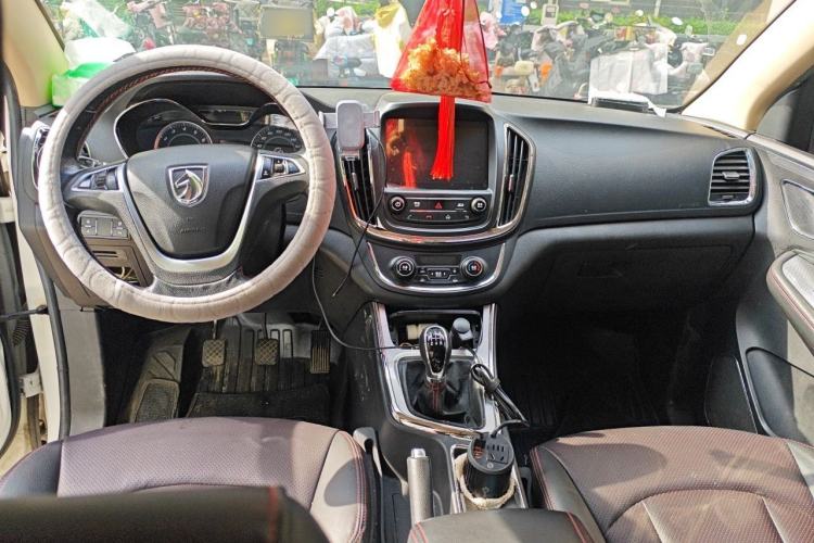Used Baojun 560 2015 1.8L manual luxury version Center Console