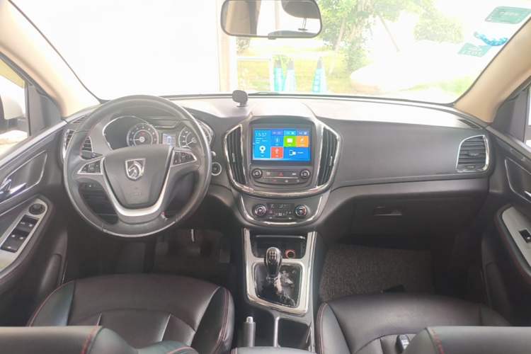 Used Baojun 560 2015 1.8L manual luxury version Center Console
