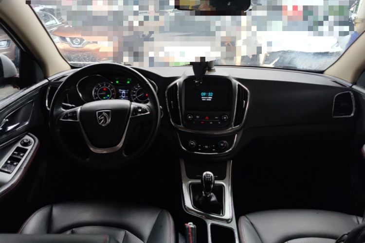 Used Baojun 560 2015 1.8L manual luxury version Center Console