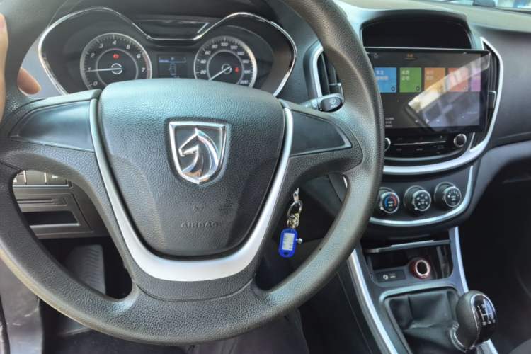 Used Baojun 560 2015 1.8L manual Comfort trim level Center Console