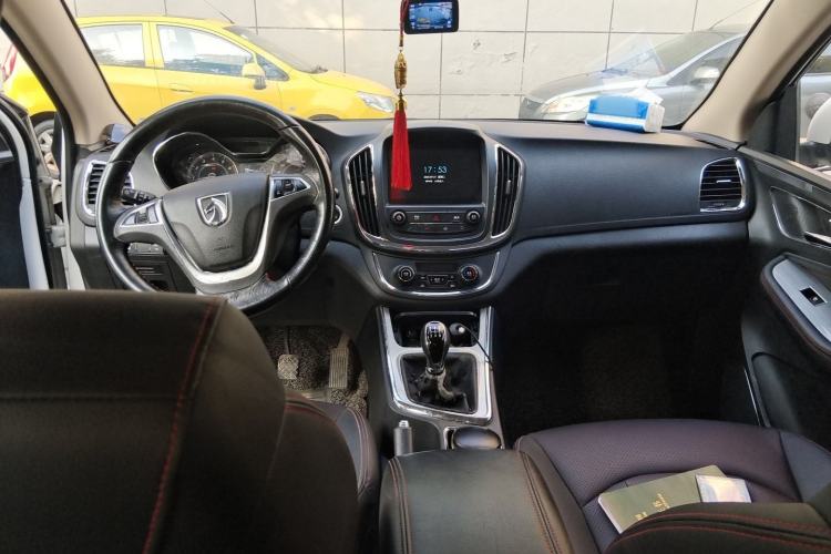 Used Baojun 560 2015 1.8L manual luxury version Center Console
