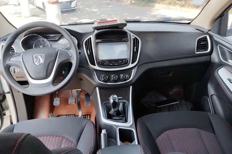 Used Baojun 560 2015 1.8L manual Comfort trim level Center Console