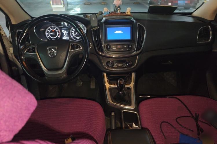 Used Baojun 560 2015 1.8L manual luxury version Center Console