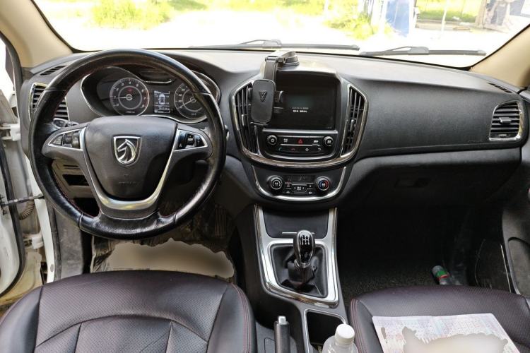 Used Baojun 560 2015 1.8L manual luxury version Center Console