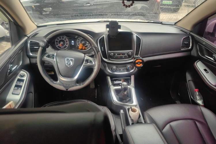 Used Baojun 560 2015 1.8L manual luxury version Center Console