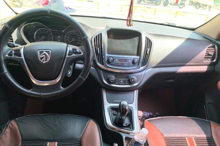 Used Baojun 560 2015 1.8L Manual Elite Edition Center Console