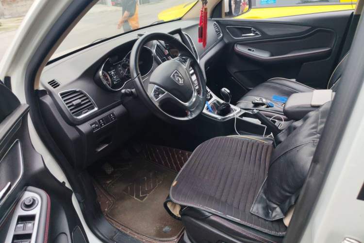 Used Baojun 560 2015 1.8L manual luxury version Driver Seat