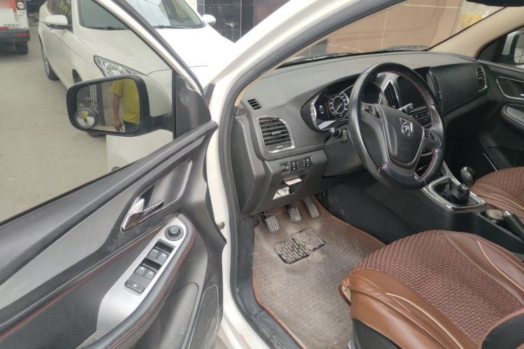 Used Baojun 560 2015 1.8L manual luxury version Driver Seat