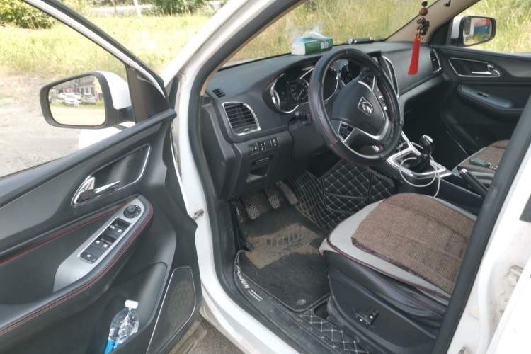 Used Baojun 560 2015 1.8L manual luxury version Driver Seat