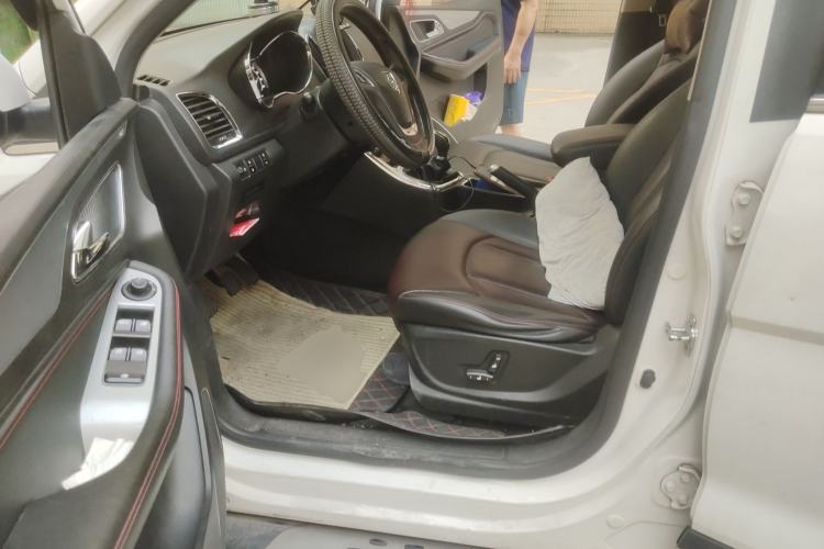Used Baojun 560 2015 1.8L manual luxury version Driver Seat