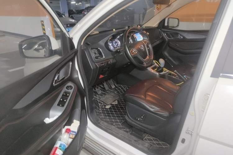 Used Baojun 560 2015 1.8L manual luxury version Driver Seat