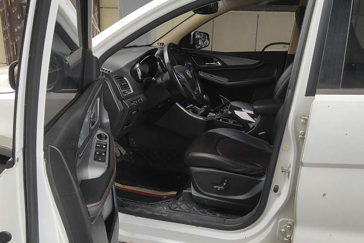 Used Baojun 560 2015 1.8L manual luxury version Driver Seat