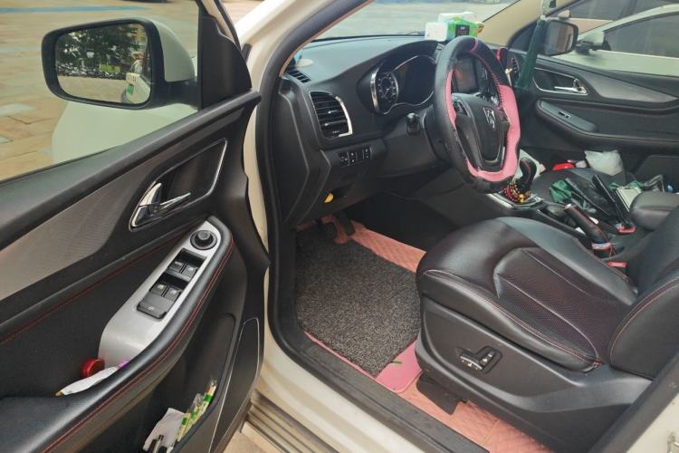Used Baojun 560 2015 1.8L manual luxury version Driver Seat