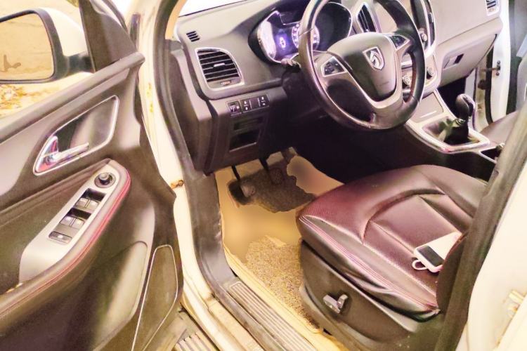 Used Baojun 560 2015 1.8L manual luxury version Driver Seat