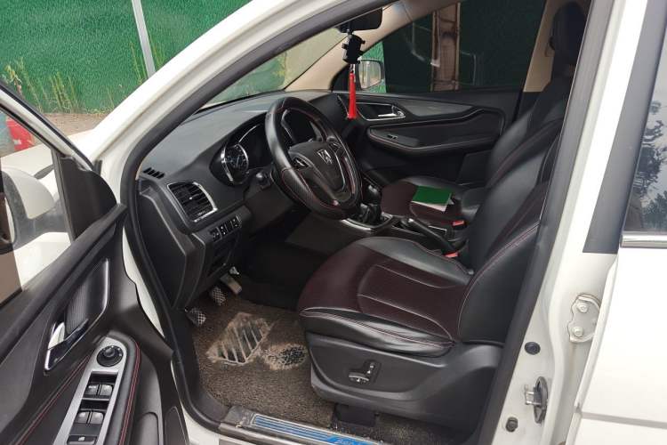 Used Baojun 560 2015 1.8L manual luxury version Driver Seat