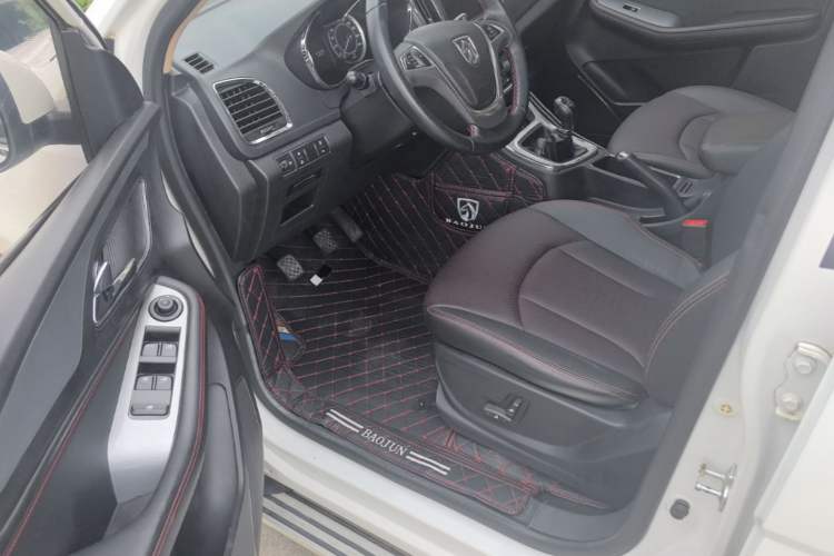 Used Baojun 560 2015 1.8L manual luxury version Driver Seat