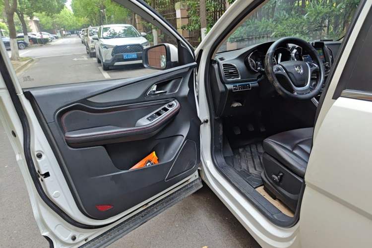 Used Baojun 560 2015 1.8L manual luxury version Driver Seat