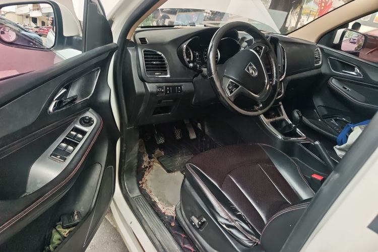 Used Baojun 560 2015 1.8L manual luxury version Driver Seat