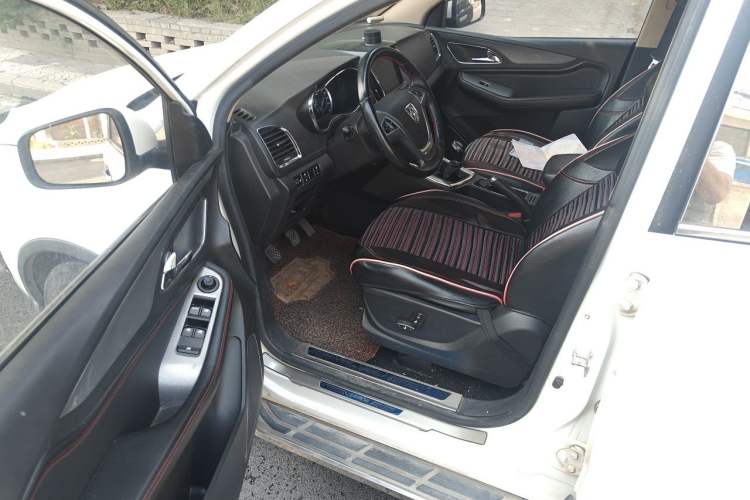Used Baojun 560 2015 1.8L manual luxury version Driver Seat