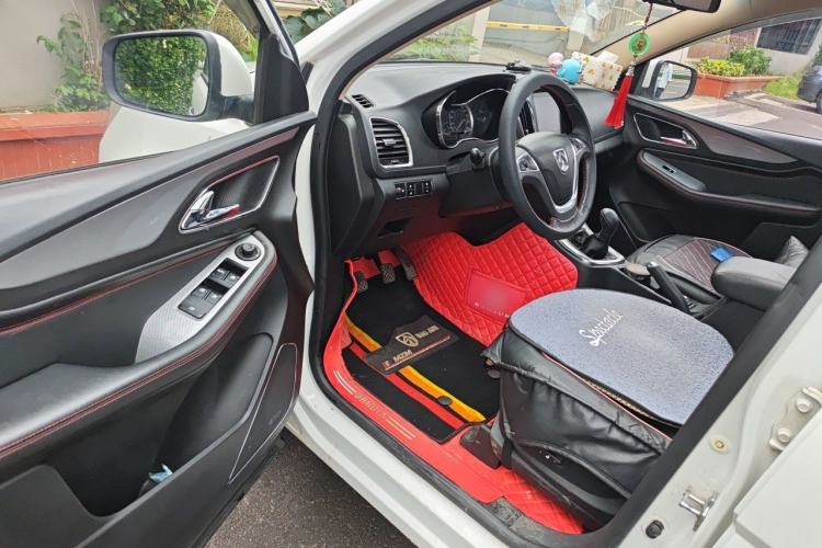 Used Baojun 560 2015 1.8L manual luxury version Driver Seat