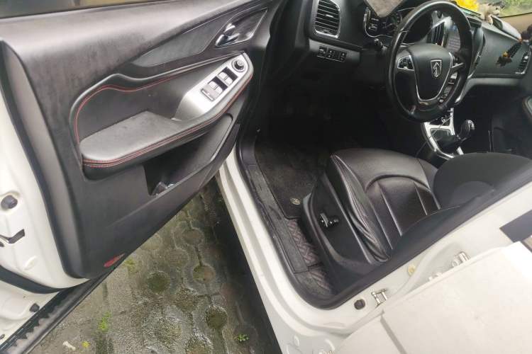Used Baojun 560 2015 1.8L manual luxury version Driver Seat