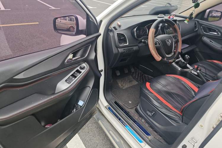 Used Baojun 560 2015 1.8L manual luxury version Driver Seat