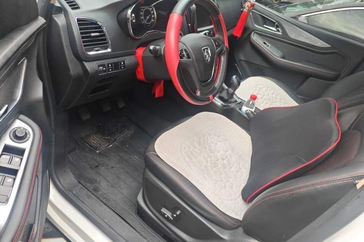 Used Baojun 560 2015 1.8L manual luxury version Driver Seat