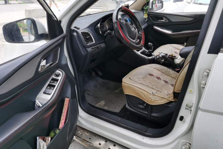 Used Baojun 560 2015 1.8L manual luxury version Driver Seat