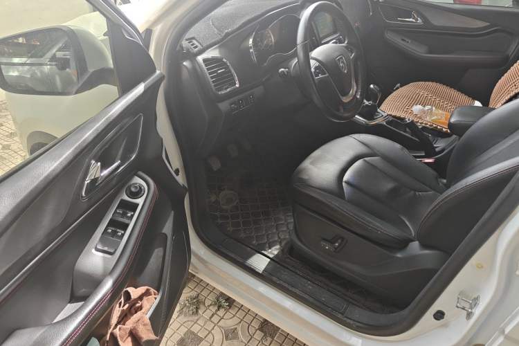 Used Baojun 560 2015 1.8L manual luxury version Driver Seat