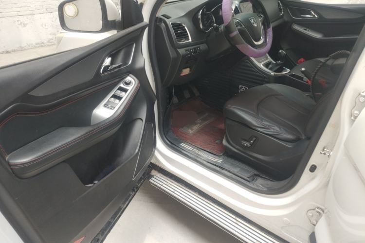 Used Baojun 560 2015 1.8L manual luxury version Driver Seat