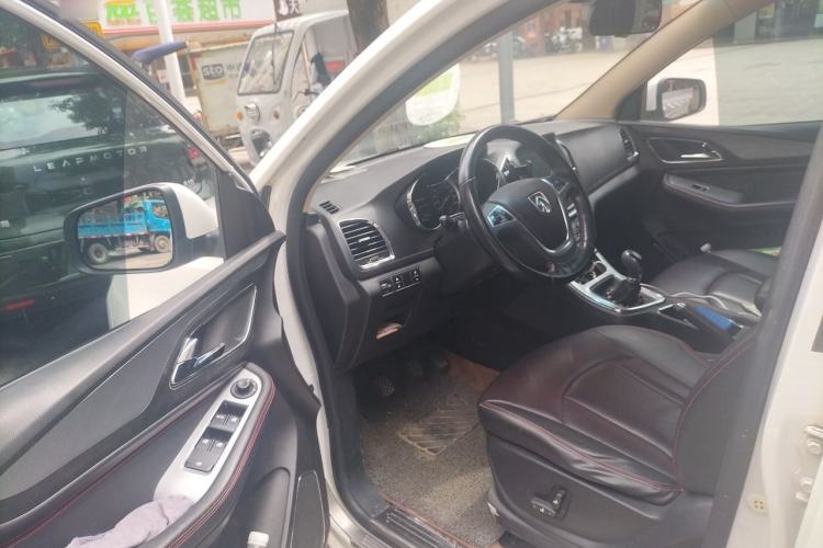 Used Baojun 560 2015 1.8L manual luxury version Driver Seat
