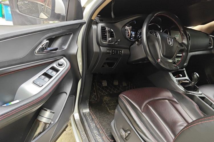 Used Baojun 560 2015 1.8L manual luxury version Driver Seat