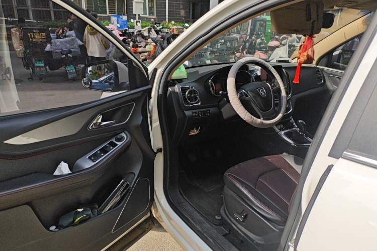 Used Baojun 560 2015 1.8L manual luxury version Driver Seat