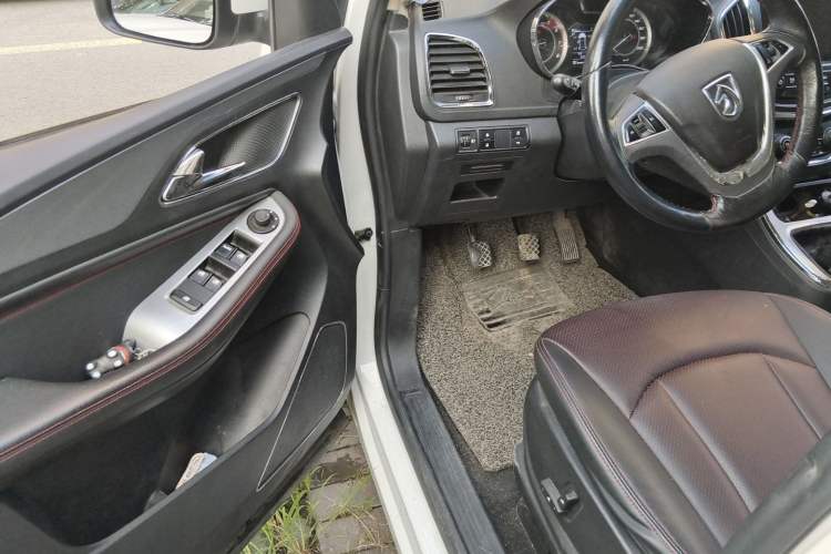 Used Baojun 560 2015 1.8L manual luxury version Driver Seat